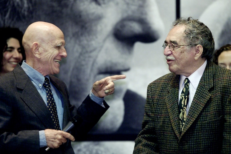 ARCHIVO &ndash; En esta fotograf&iacute;a de archivo del 29 de noviembre de 2003 el escritor brasile&ntilde;o Rubem Fonseca, izquierda, bromea con el escritor colombiano Gabriel Garc&iacute;a M&aacute;rquez despu&eacute;s de que Fonseca recibiera el Premio de Literatura Latinoamericana y del Caribe Juan Rulfo en la noche inaugural de la Feria Internacional del Libro de Guadalajara en Guadalajara, M&eacute;xico. Fonseca falleci&oacute; el 15 de abril de 2020 en R&iacute;o de Janeiro, inform&oacute; su editorial. (Foto AP/Guillermo Arias, archivo)