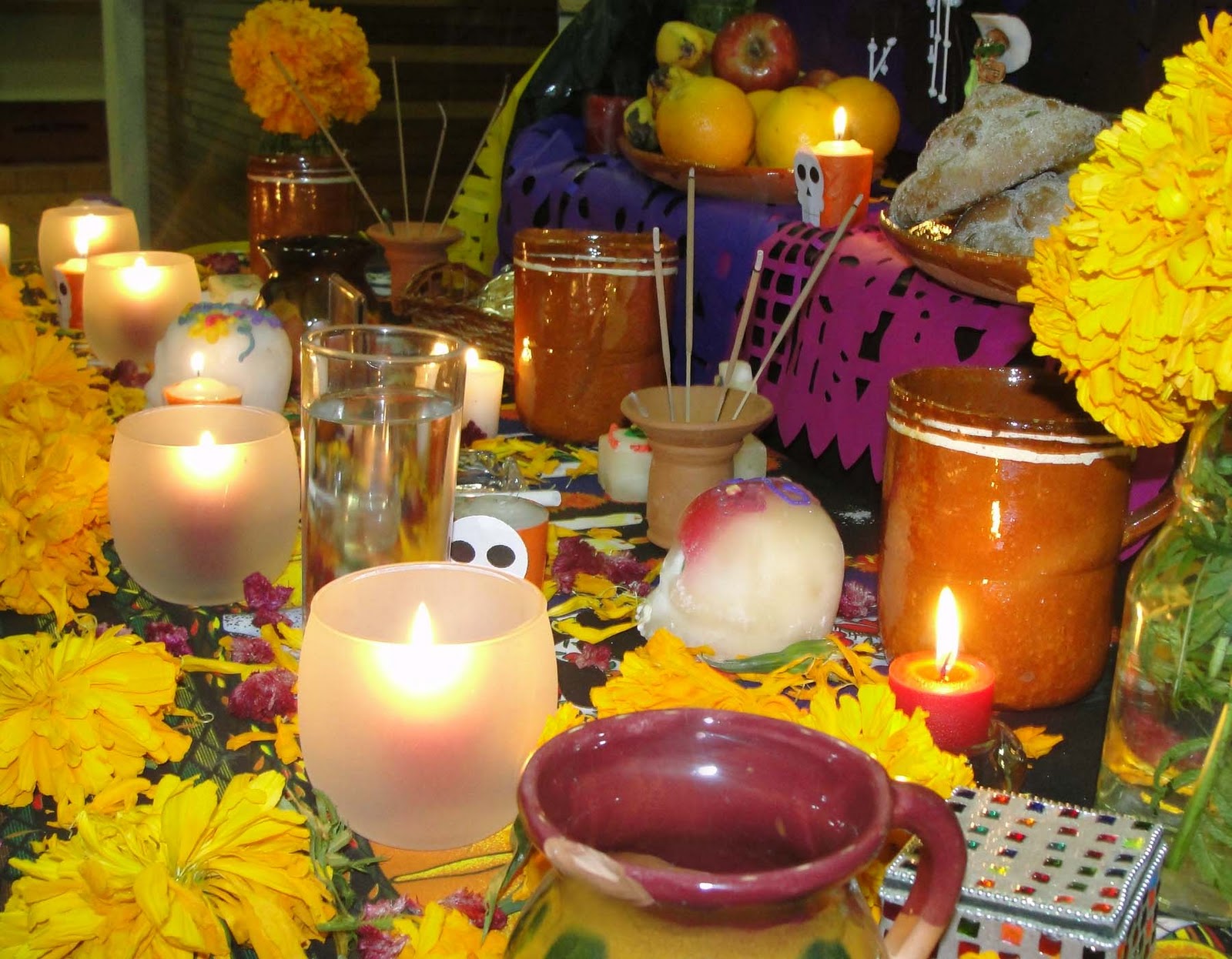 Conoce el significado y los elementos que debe llevar una ofrenda de D&iacute;a de  Muertos