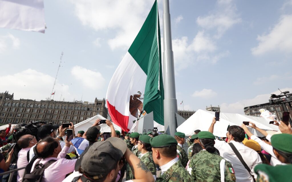 Por orden judicial, la bandera nacional fue izada en el Zócalo capitalino 